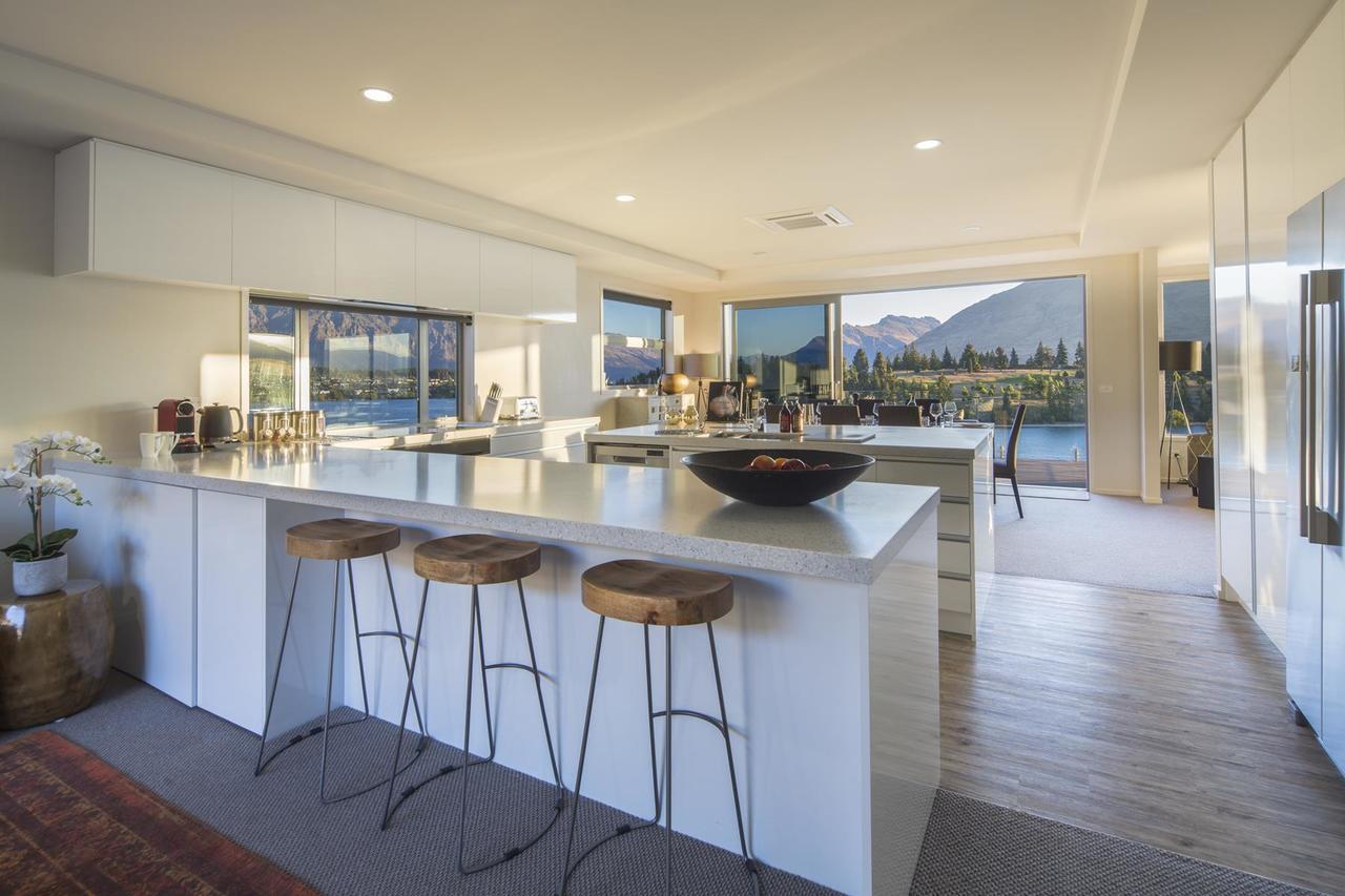Lakefront Luxury By Amazing Accom Куийнстаун Екстериор снимка