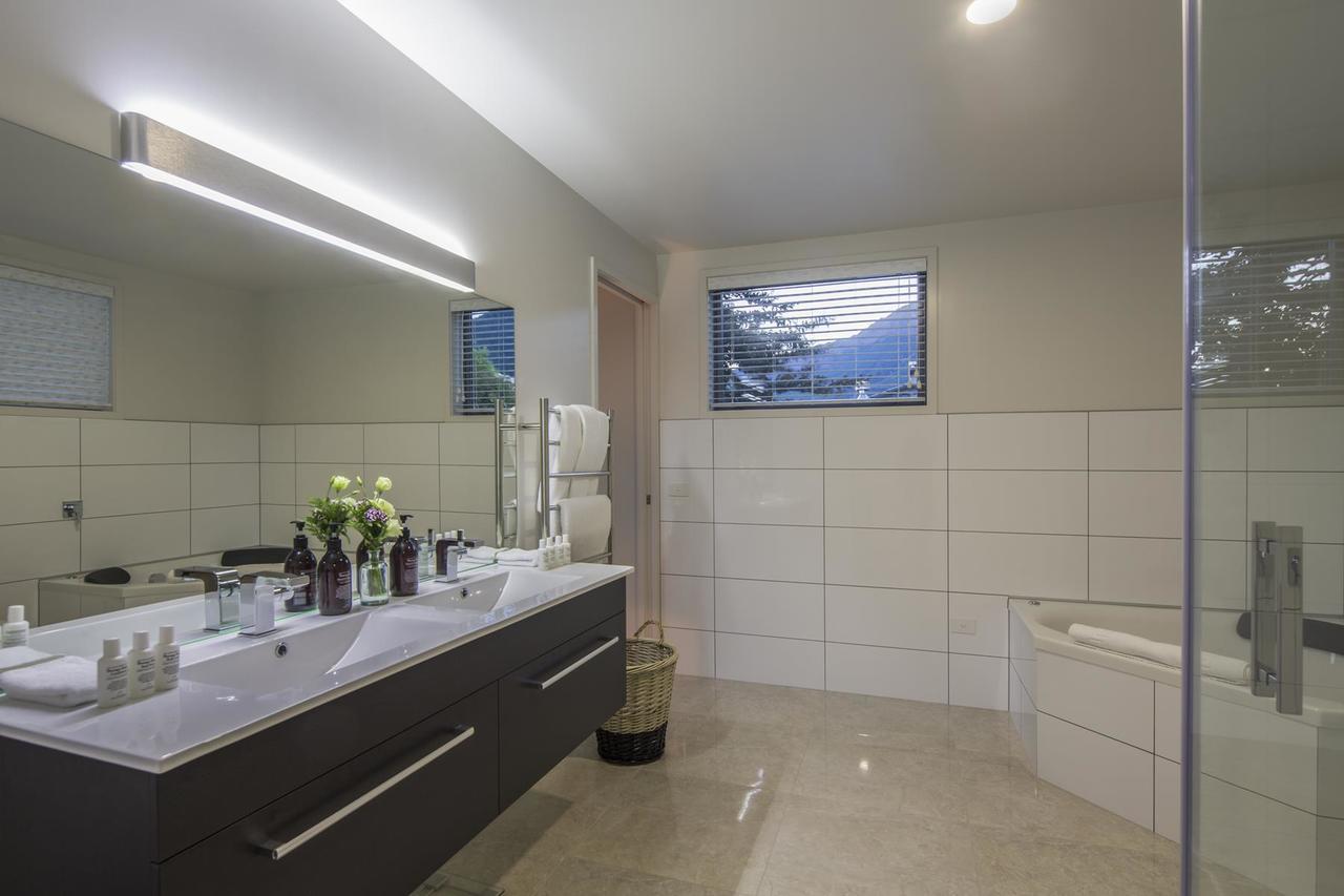 Lakefront Luxury By Amazing Accom Куийнстаун Екстериор снимка
